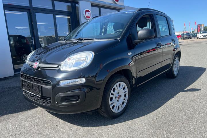 Sort Fiat Panda fra 2014 set udefra