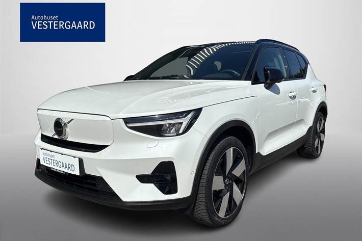 Hvid Volvo XC40 fra 2023 set udefra