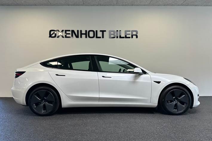 Hvid Tesla Model 3 fra 2021