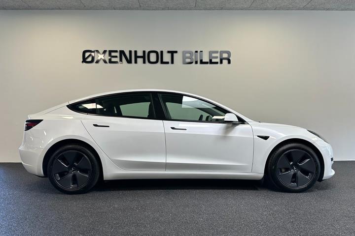 Hvid Tesla Model 3 fra 2021