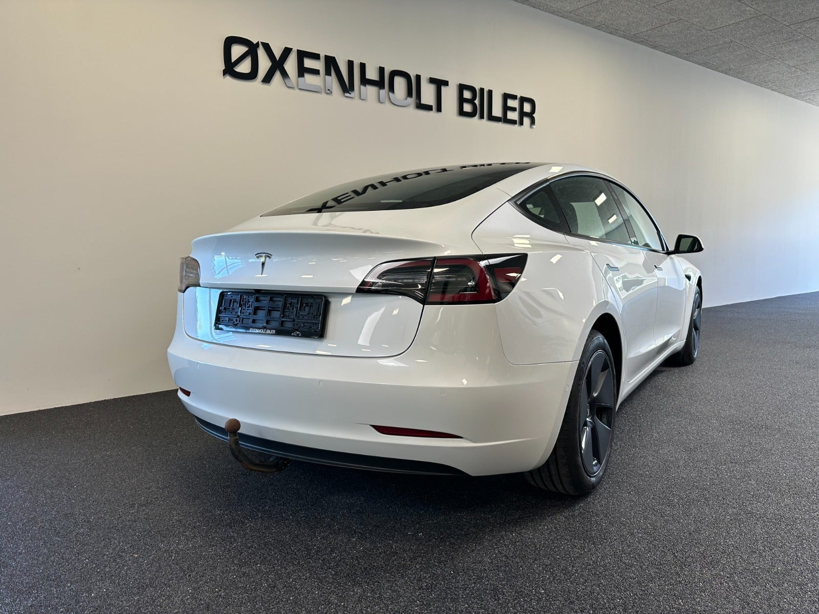 Hvid Tesla Model 3 fra 2021