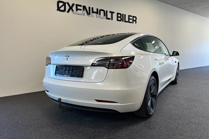 Hvid Tesla Model 3 fra 2021
