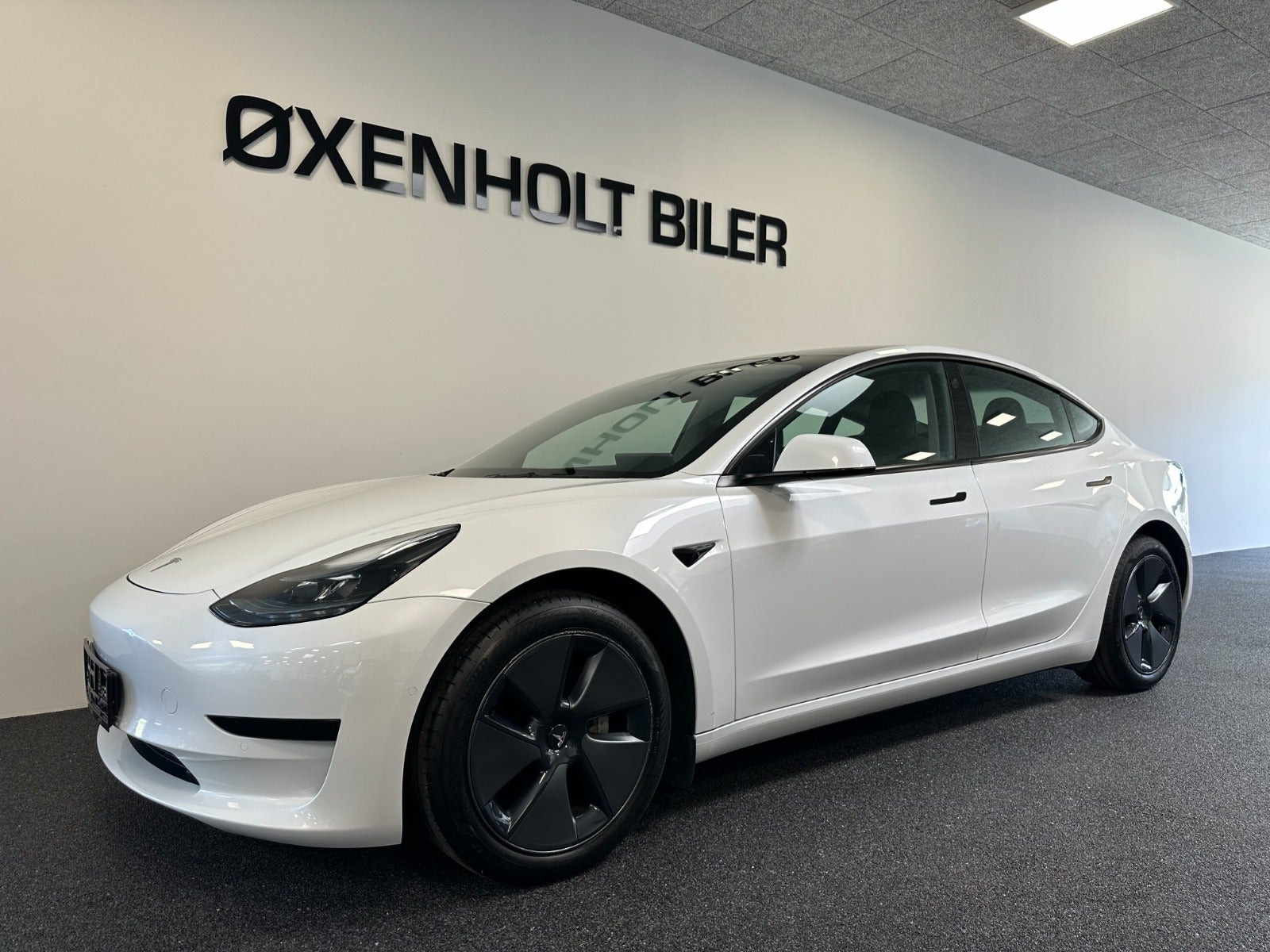 Hvid Tesla Model 3 fra 2021