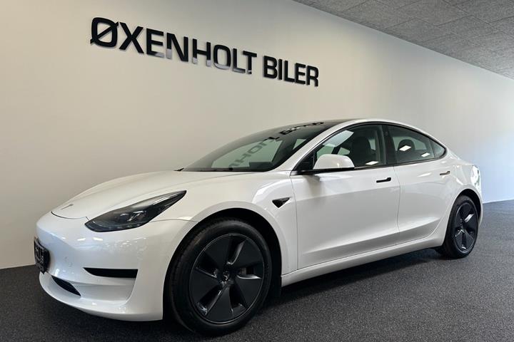 Hvid Tesla Model 3 fra 2021