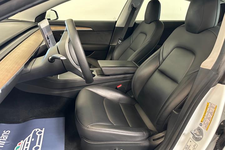 Hvid Tesla Model 3 fra 2021