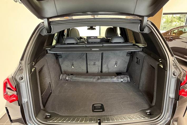 Grå BMW iX3 fra 2022