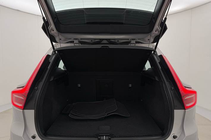 Sølv Volvo XC40 fra 2023