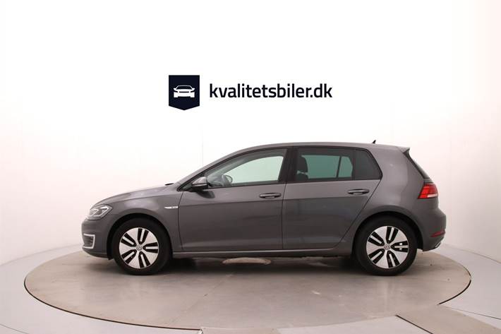 Grå VW Golf fra 2019