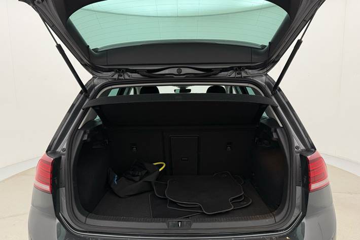 Grå VW Golf fra 2019
