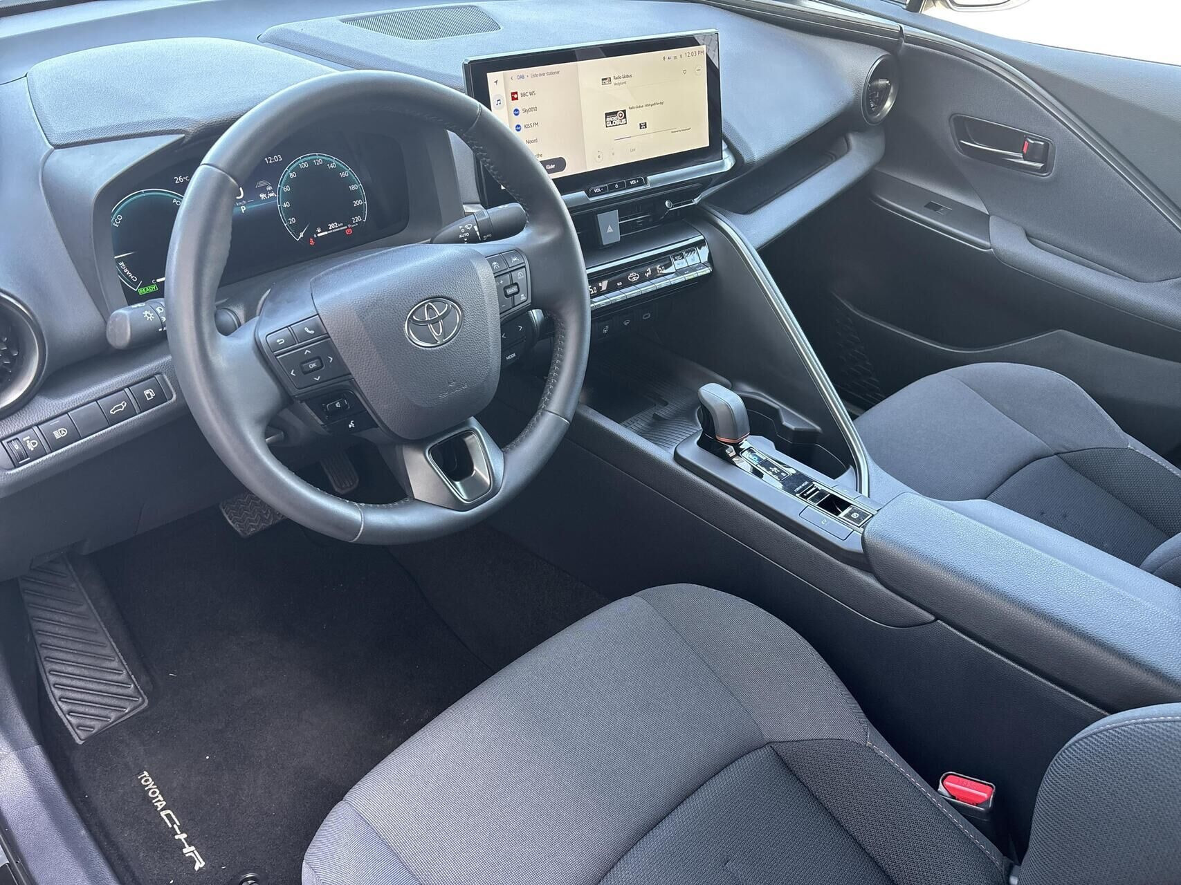Grå Toyota C-HR fra 2024