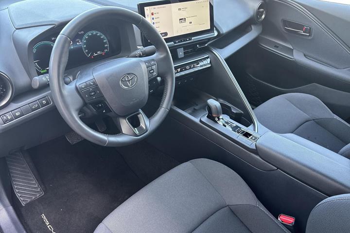 Grå Toyota C-HR fra 2024
