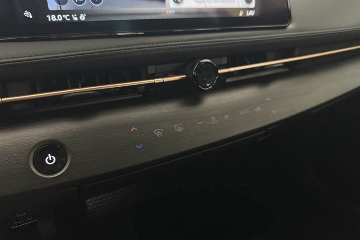 Grå Nissan Ariya fra 2024