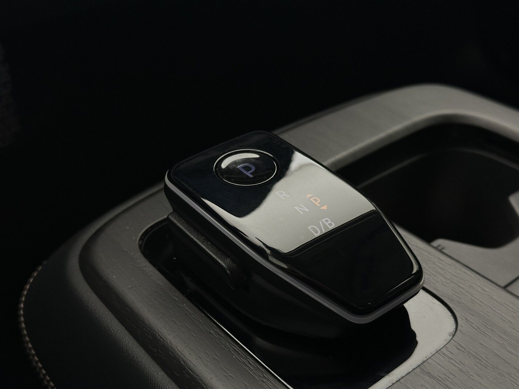 Grå Nissan Ariya fra 2024