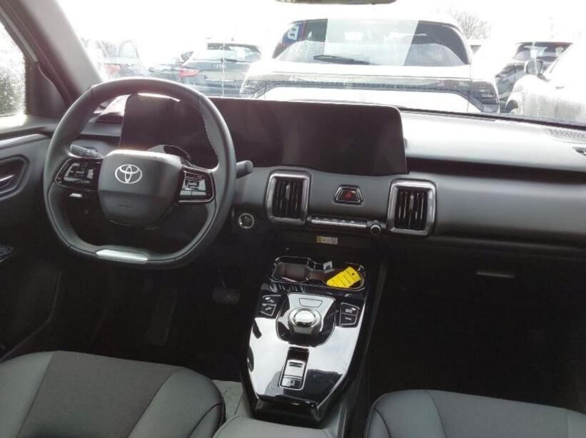 Hvid Toyota Urban Cruiser fra 2025
