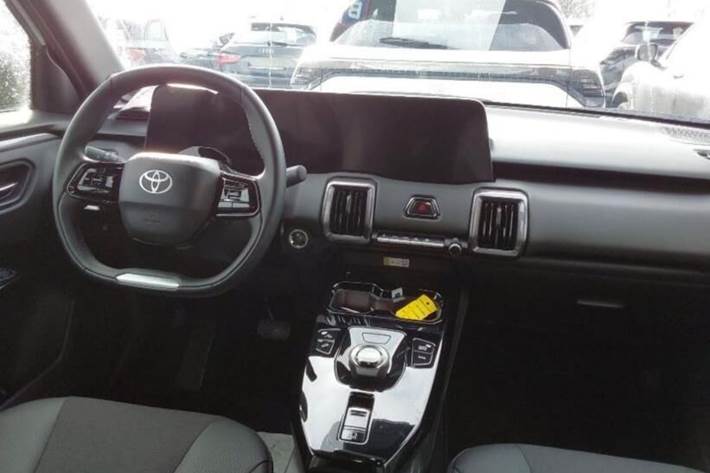 Hvid Toyota Urban Cruiser fra 2025