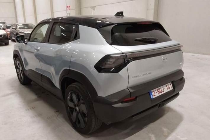 Grå Toyota Urban Cruiser fra 2025