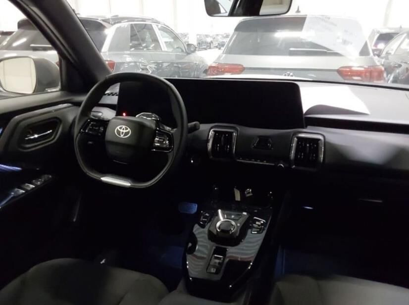Grå Toyota Urban Cruiser fra 2025