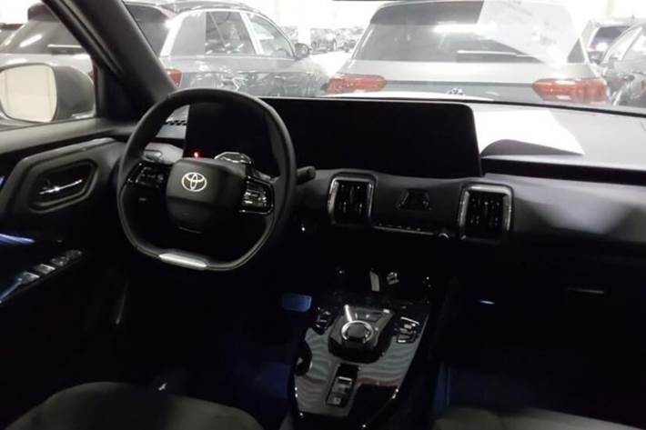 Grå Toyota Urban Cruiser fra 2025
