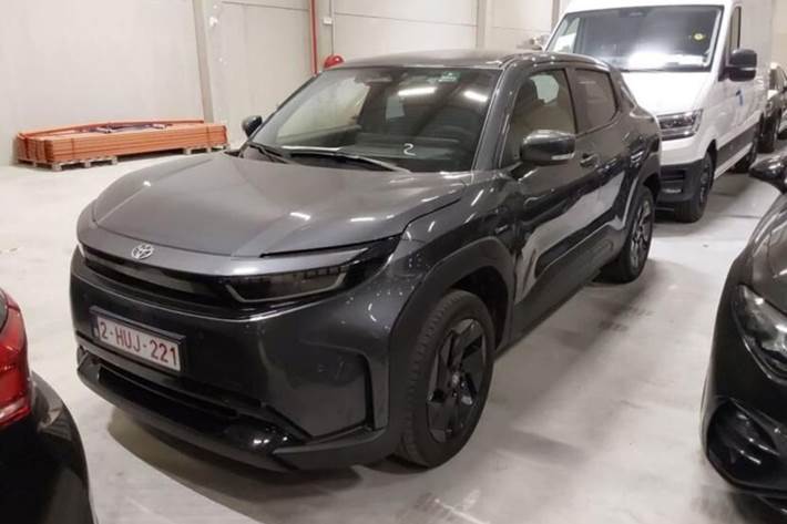 Grå Toyota Urban Cruiser fra 2025