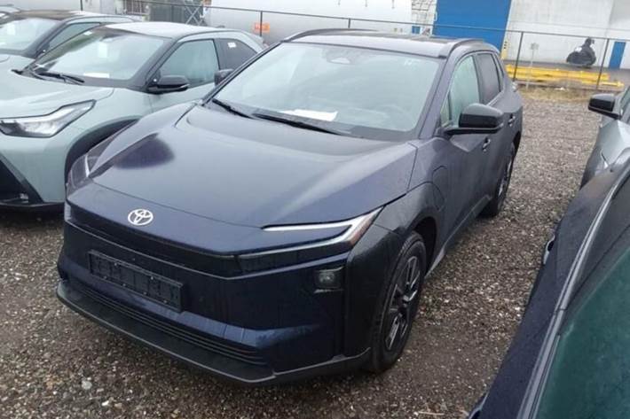 Blå Toyota BZ4X fra 2025