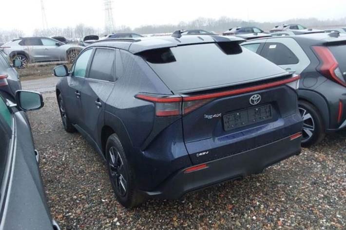 Blå Toyota BZ4X fra 2025
