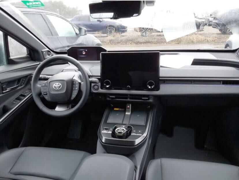Blå Toyota BZ4X fra 2025
