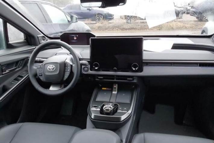 Blå Toyota BZ4X fra 2025