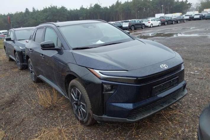 Blå Toyota BZ4X fra 2025