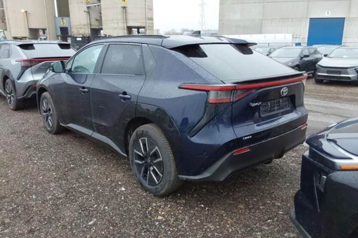 Blå Toyota BZ4X fra 2025