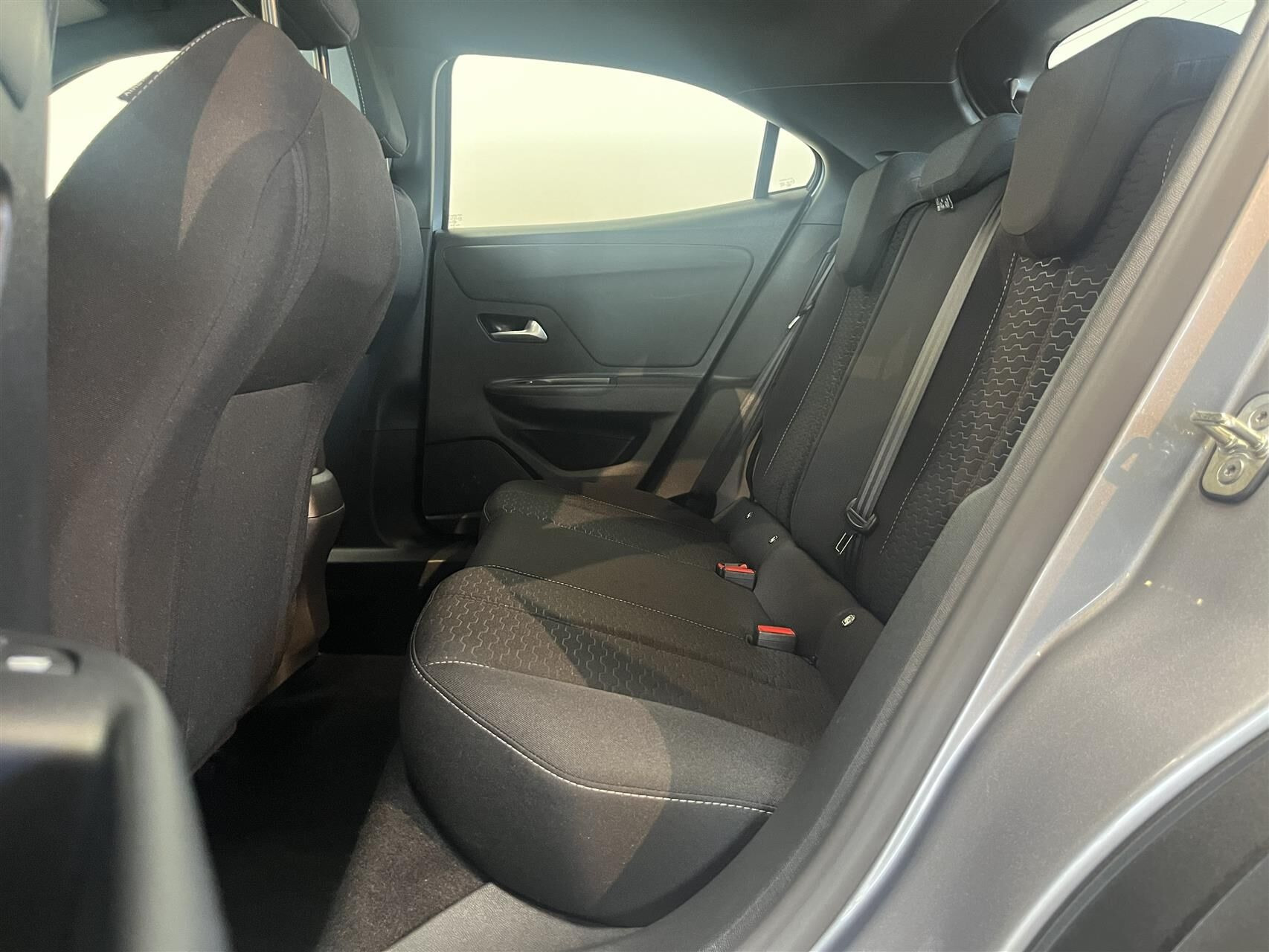 Sølv Opel Mokka-e fra 2025