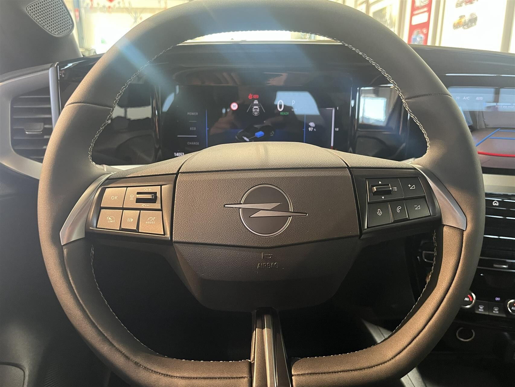 Sølv Opel Mokka-e fra 2025
