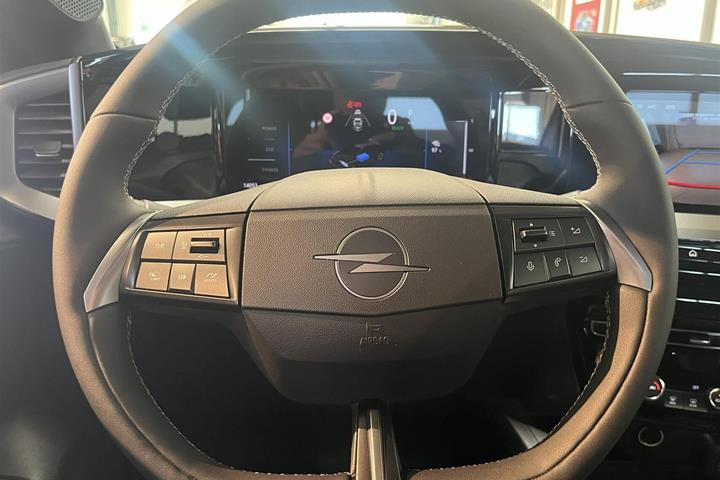 Sølv Opel Mokka-e fra 2025