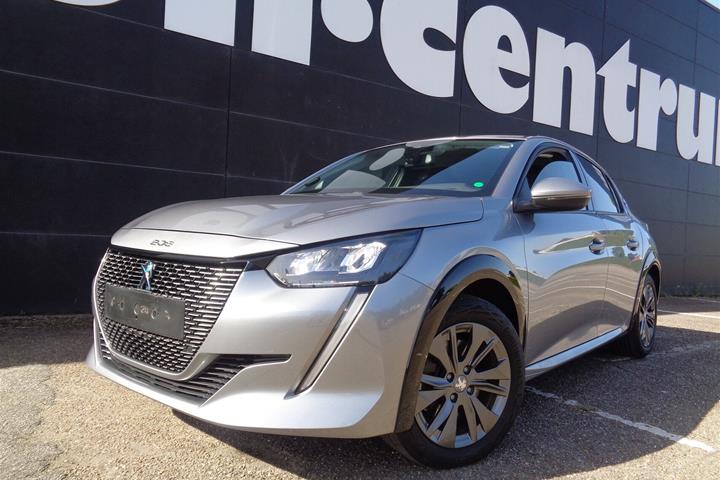 Grå Peugeot e-208 fra 2022 set udefra
