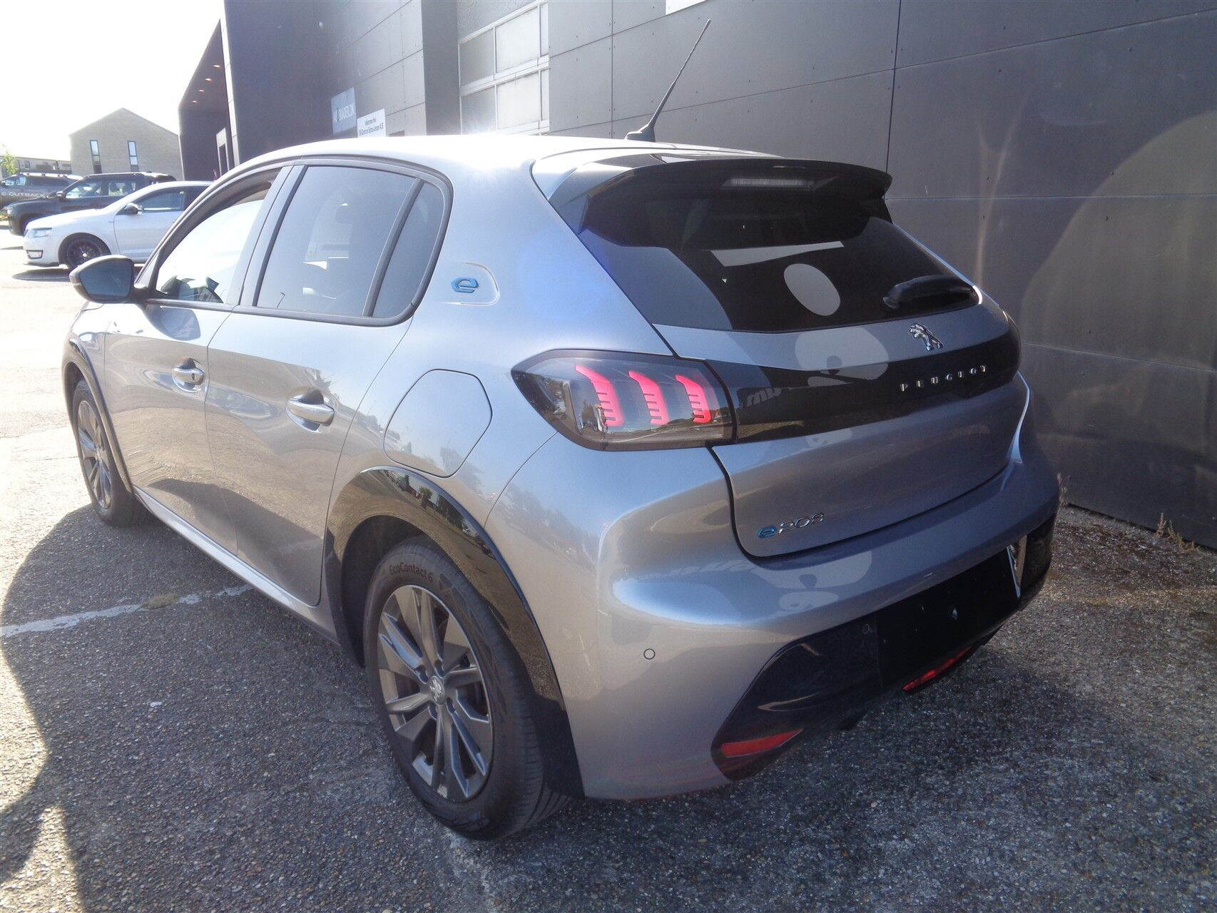 Grå Peugeot e-208 fra 2022