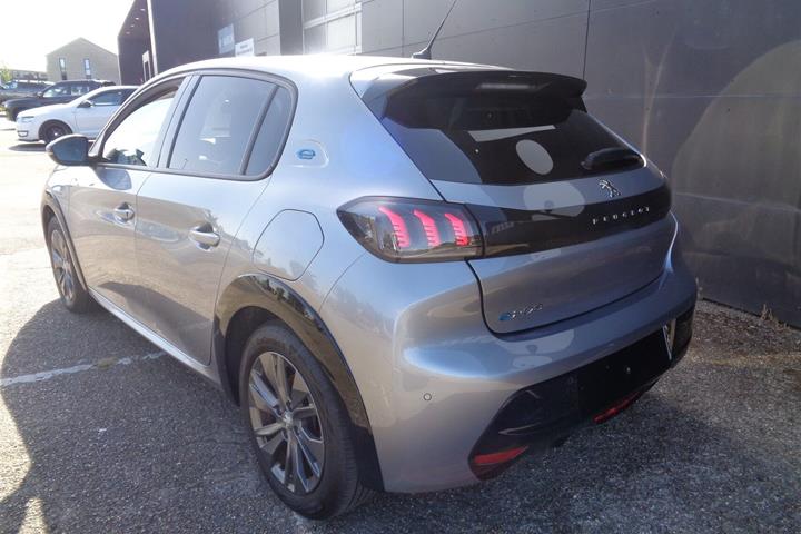 Grå Peugeot e-208 fra 2022