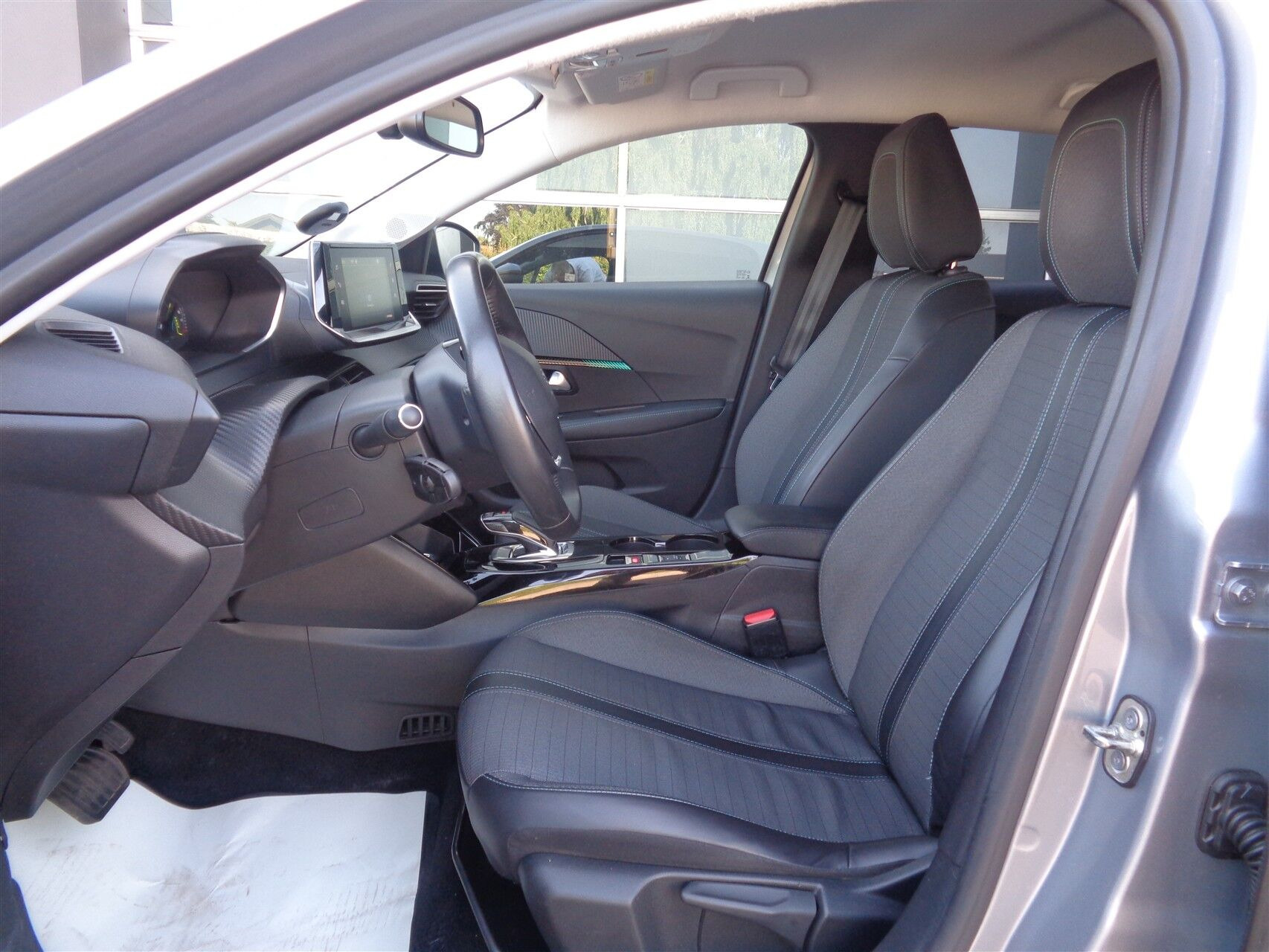 Grå Peugeot e-208 fra 2022