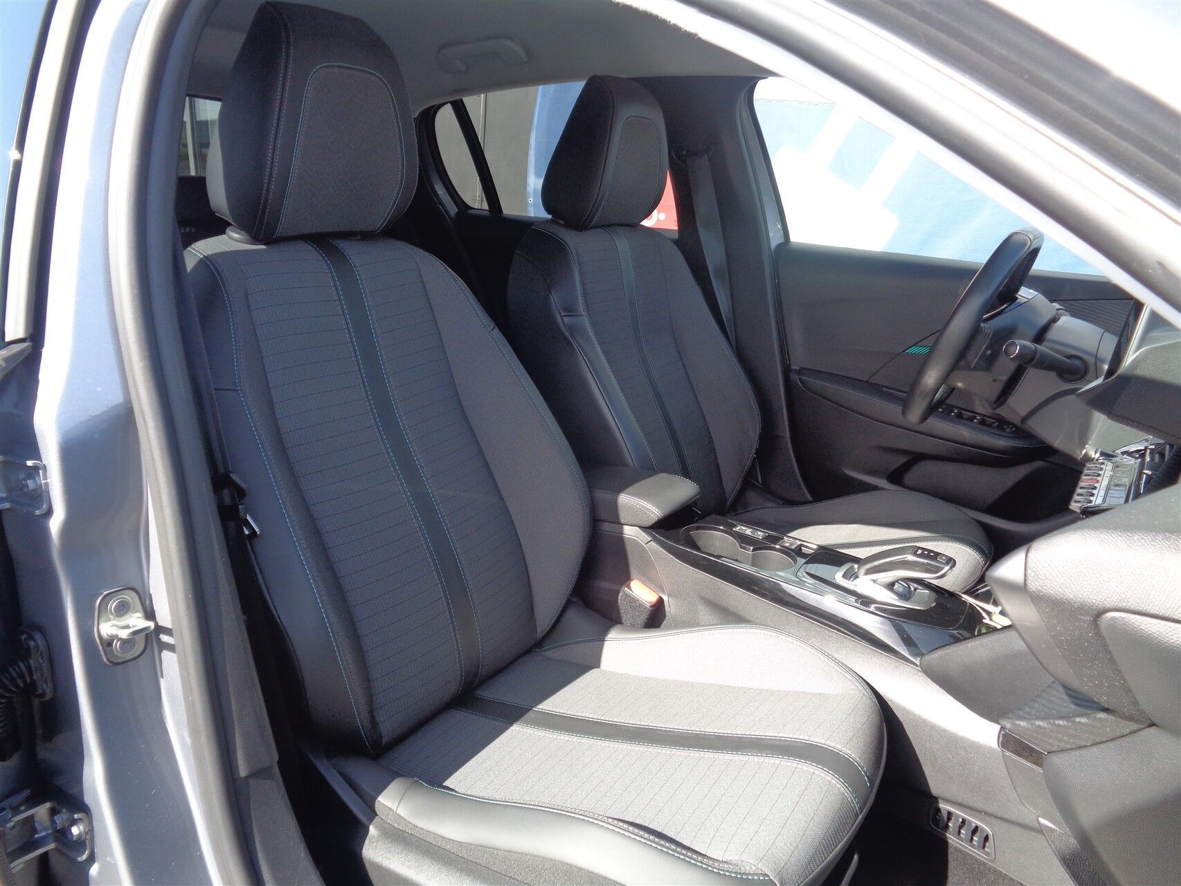 Grå Peugeot e-208 fra 2022
