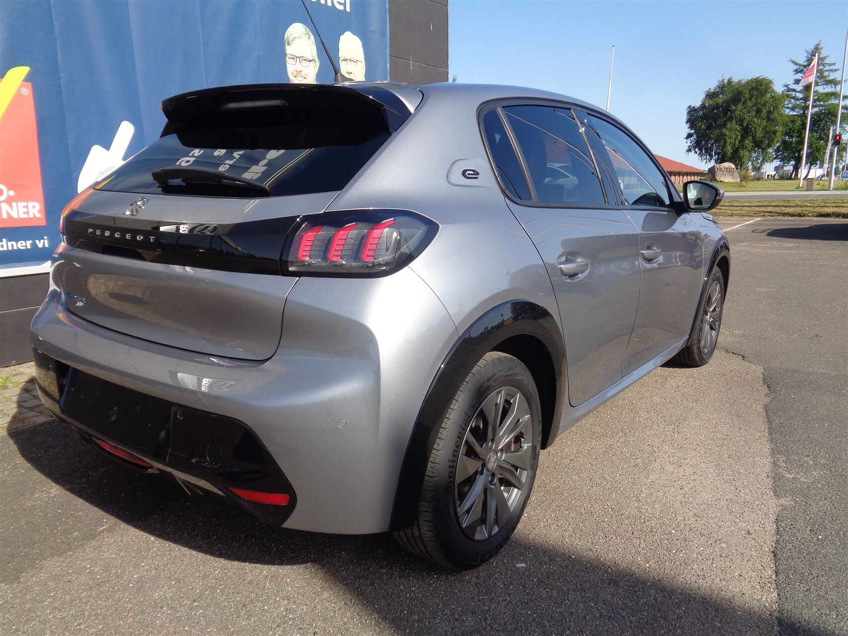 Grå Peugeot e-208 fra 2022