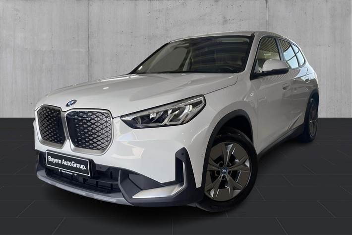 Hvid BMW iX1 fra 2024 set udefra