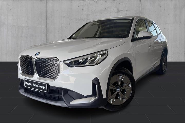 Hvid BMW iX1 fra 2024 set udefra