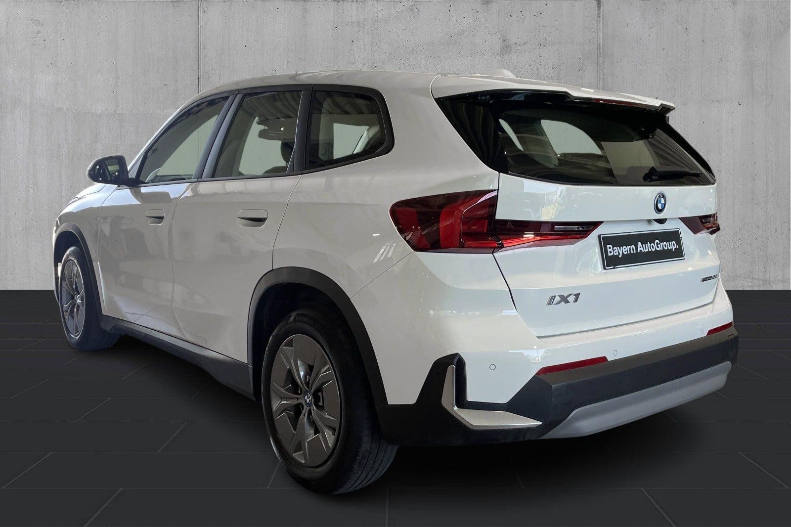Hvid BMW iX1 fra 2024