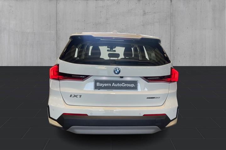 Hvid BMW iX1 fra 2024