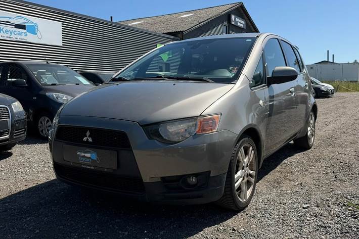 Grå Mitsubishi Colt fra 2009 set udefra