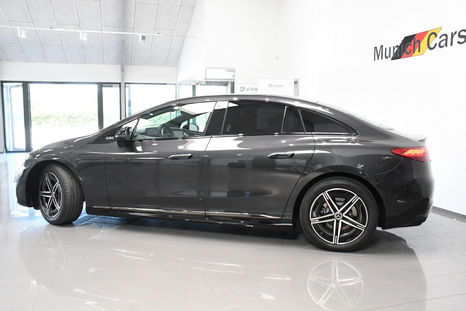 Grå Mercedes EQE300 fra 2025