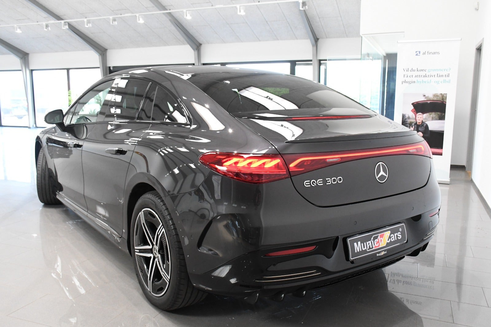 Grå Mercedes EQE300 fra 2025