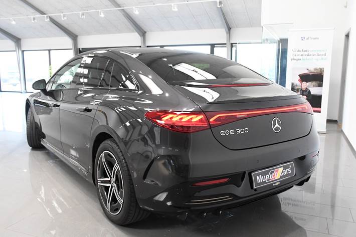 Grå Mercedes EQE300 fra 2025
