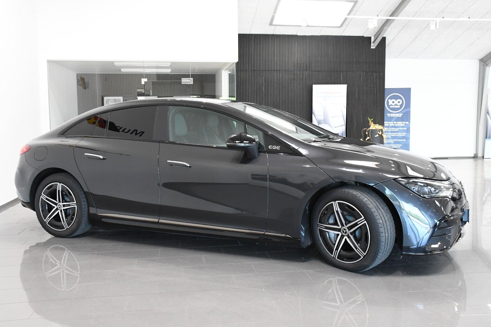 Grå Mercedes EQE300 fra 2025