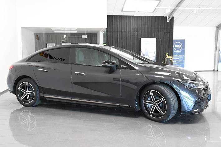 Grå Mercedes EQE300 fra 2025