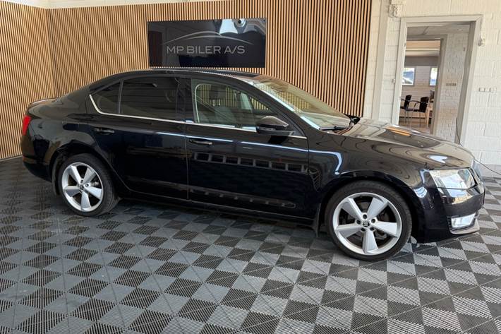 Sort Skoda Octavia fra 2017
