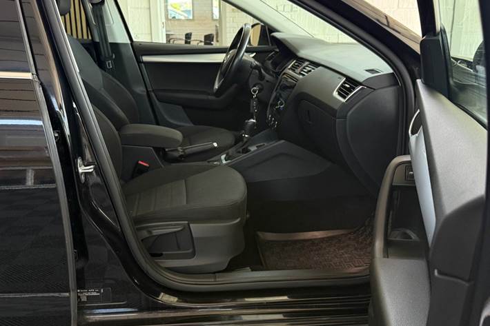 Sort Skoda Octavia fra 2017